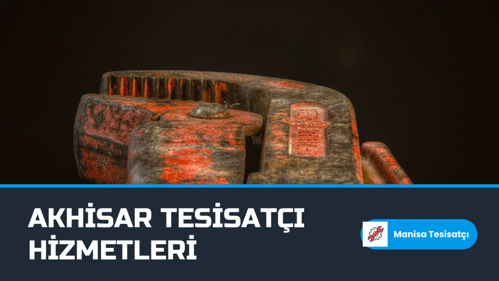Akhisar tesisatçı hizmetlerinde kullanılan eski kırmızı boru anahtarı yakın çekim