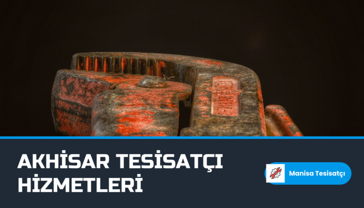 Akhisar tesisatçı hizmetlerinde kullanılan eski kırmızı boru anahtarı yakın çekim