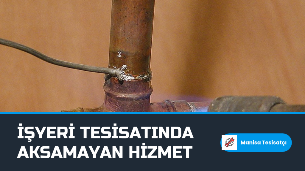 Manisa işyeri tesisatçısı bakır su borusu bağlantısını lehimle onarıyor