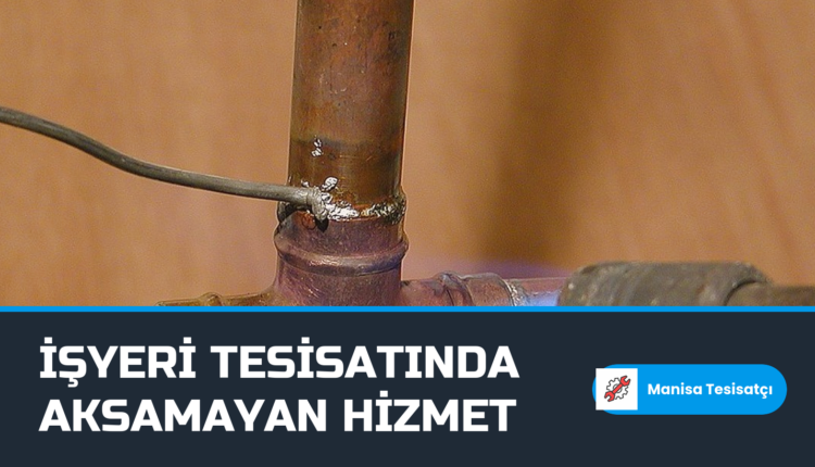 Manisa işyeri tesisatçısı bakır su borusu bağlantısını lehimle onarıyor