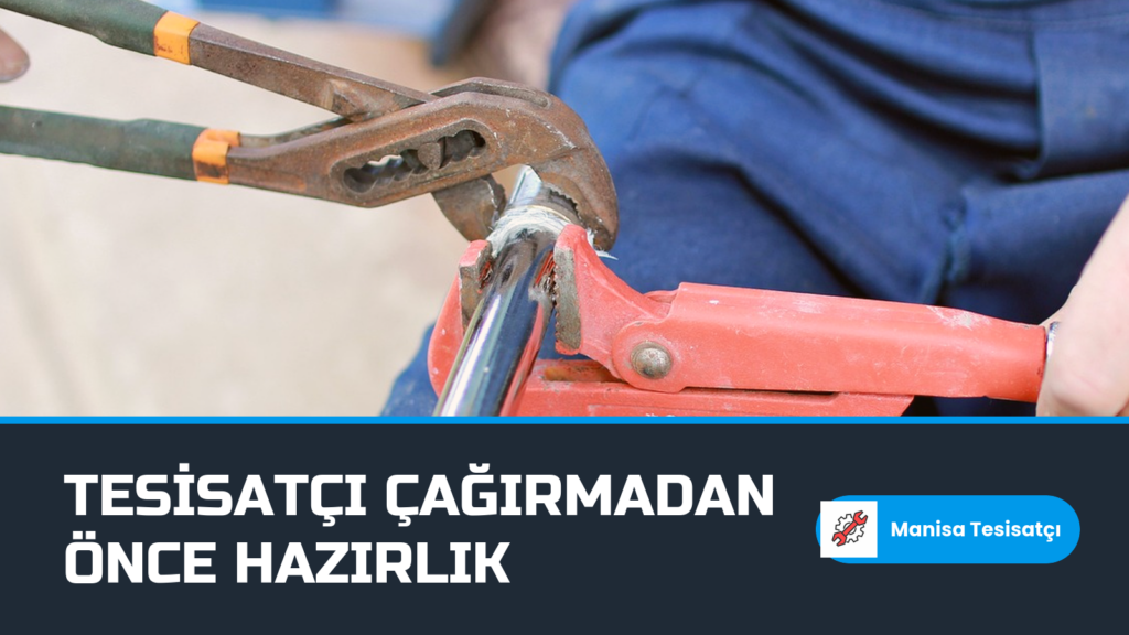 Manisa tesisatçı çağırmadan önce hazırlık: iş tulumlu usta boru anahtarlarıyla bağlantı parçasını sıkıyor