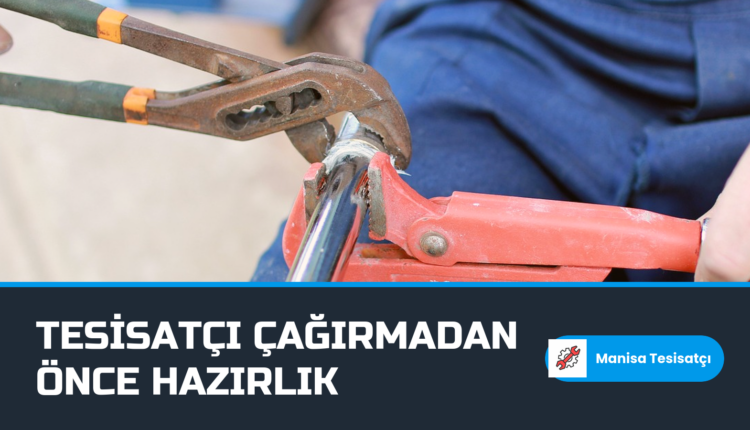 Manisa tesisatçı çağırmadan önce hazırlık: iş tulumlu usta boru anahtarlarıyla bağlantı parçasını sıkıyor